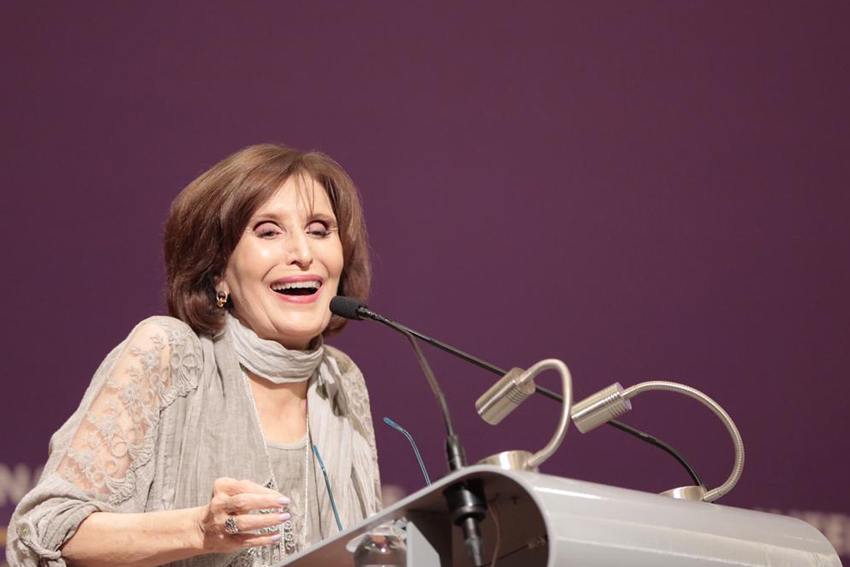 Escritora en charla frente a asistentes