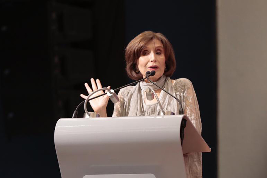 Escritora en charla frente a asistentes