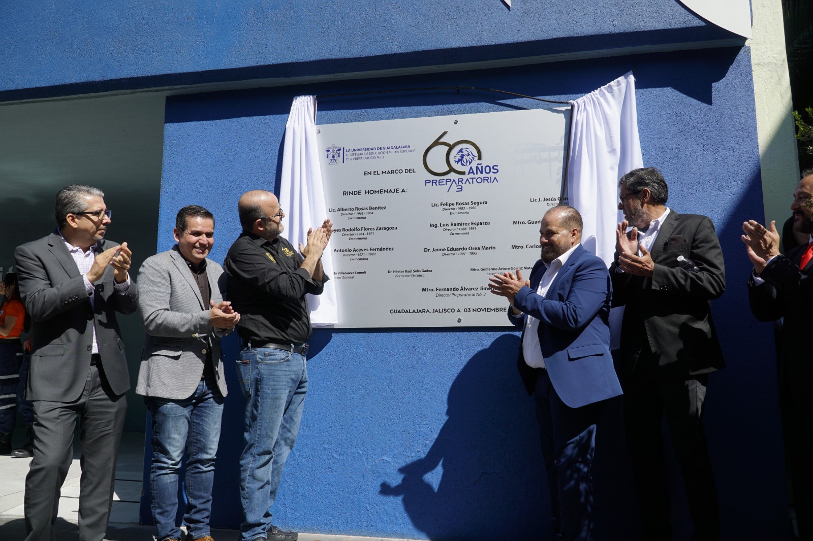 Develan placa conmemorativa de aniversario del plantel