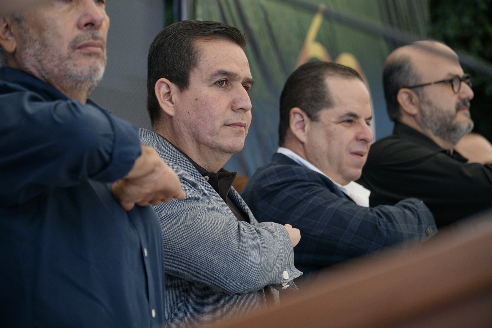 Autoridades del evento en presidium dan saludo civil a la Bandera Nacional 