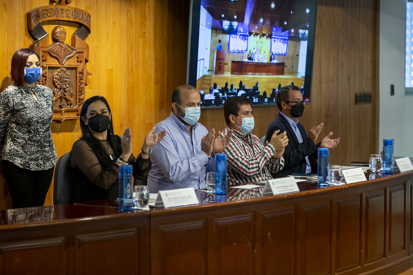 Autoridades del evento en presídium