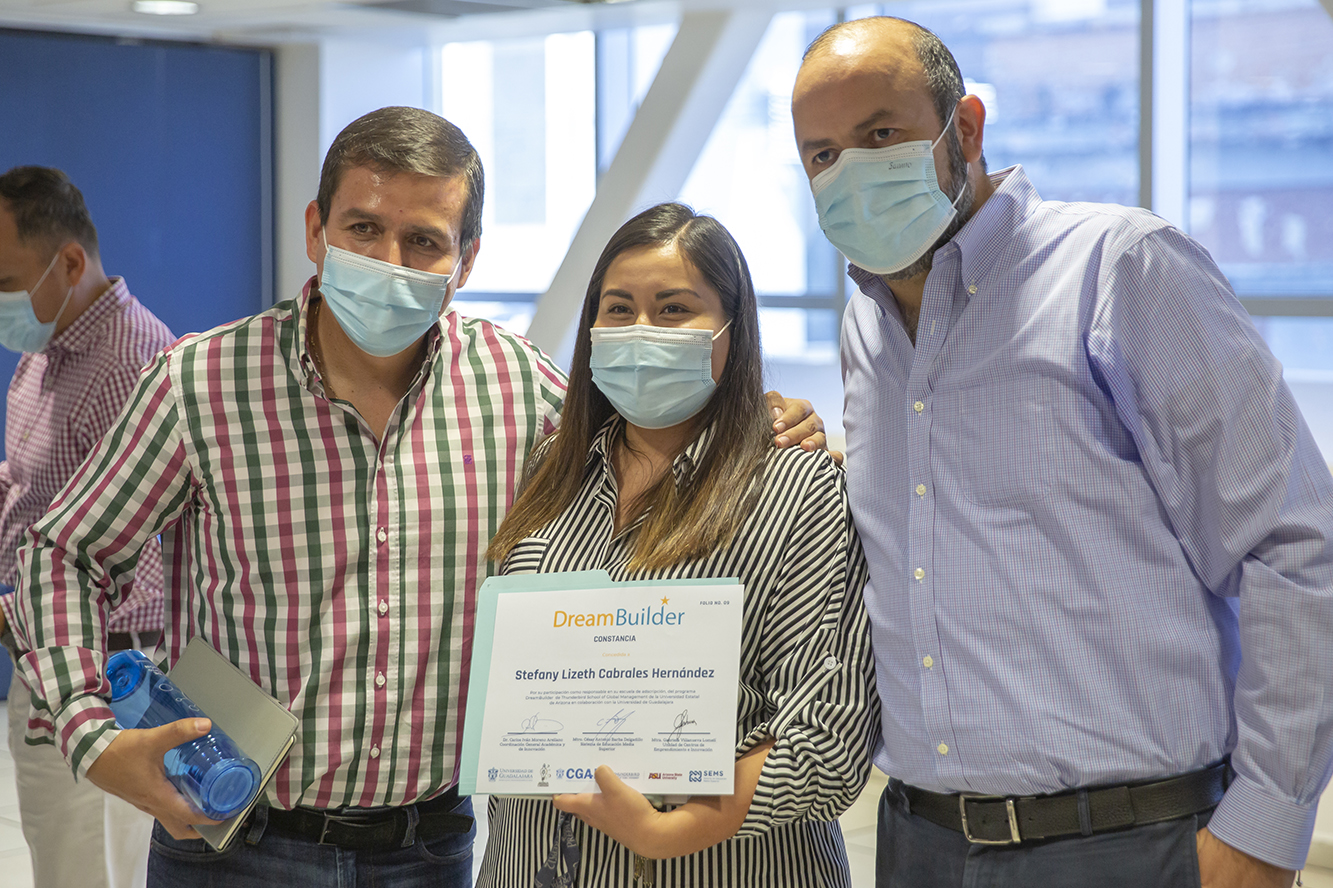 Participantes del evento muesstran su diploma