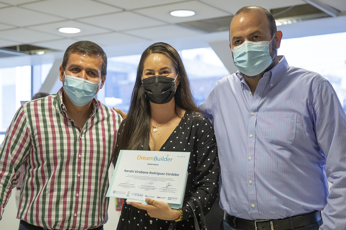 Participantes del evento muesstran su diploma