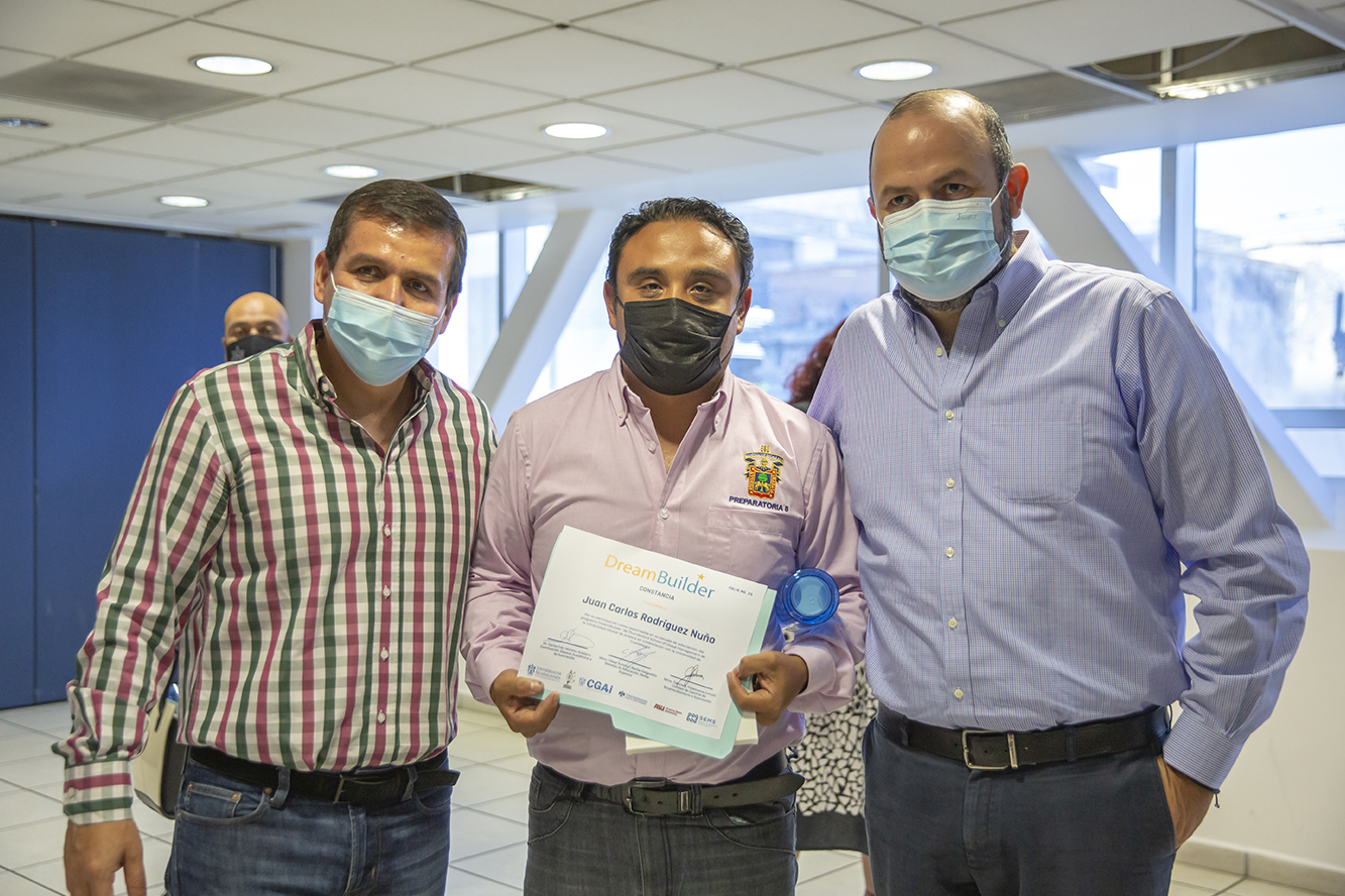 Participantes del evento muesstran su diploma