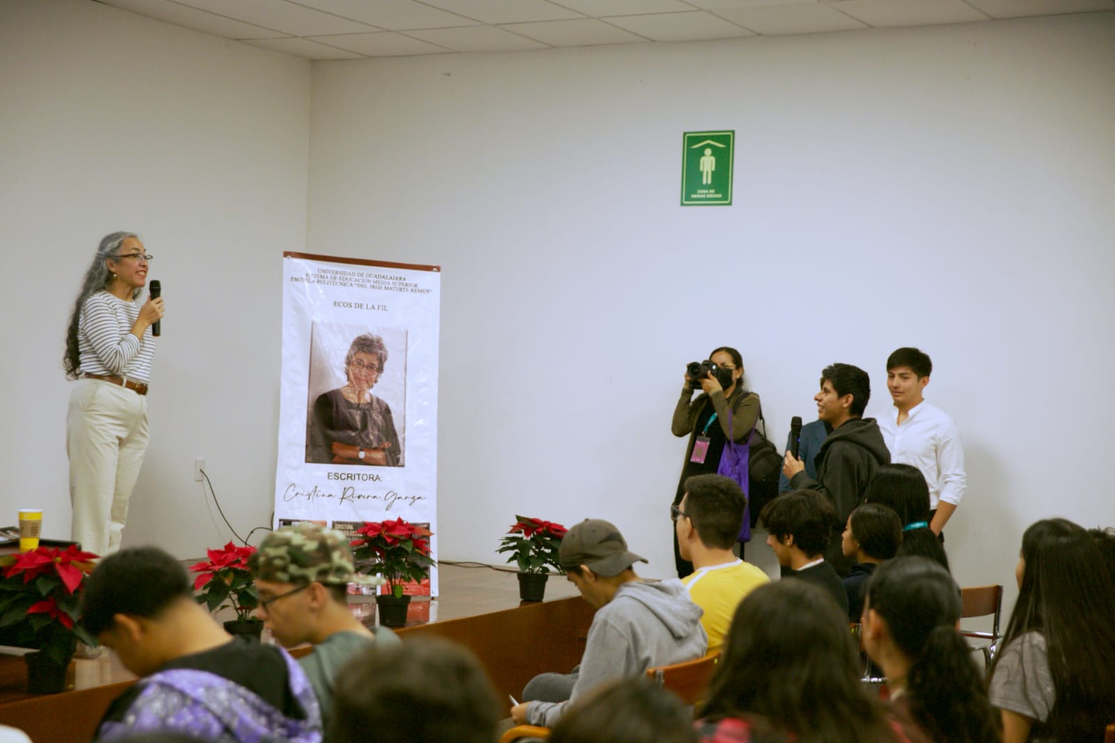 Escritora Cristina Rivera Garza frente a asistentes al evento