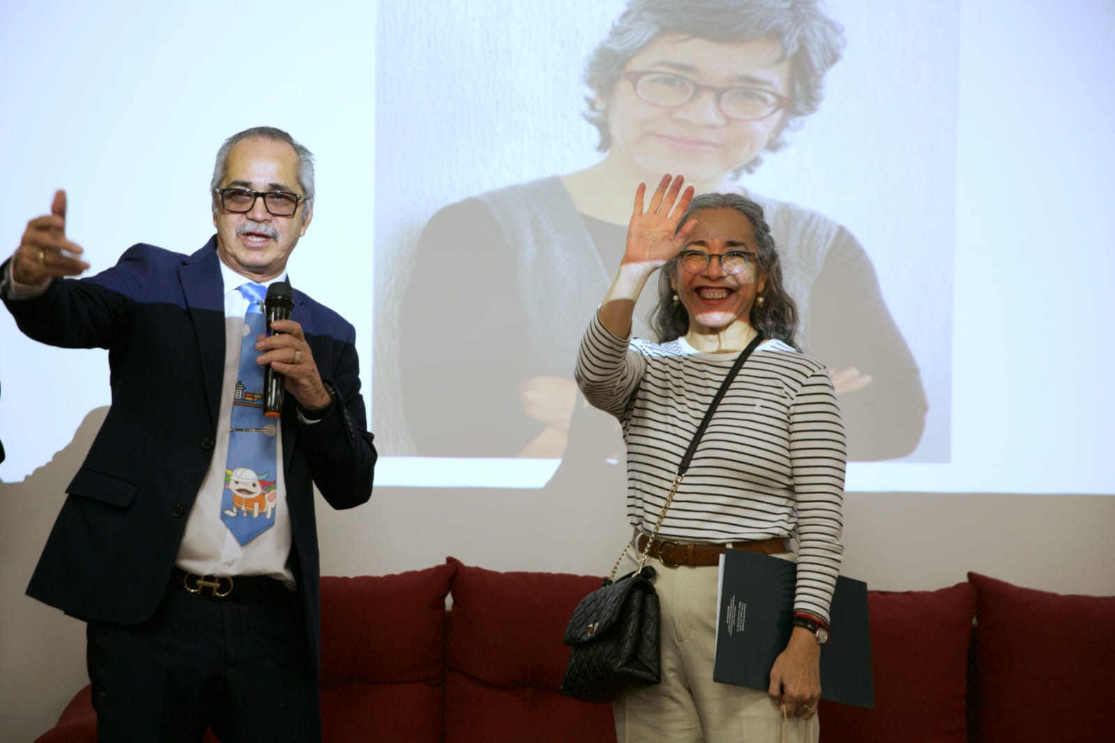 Escritora Cristina Rivera Garza frente a asistentes al evento