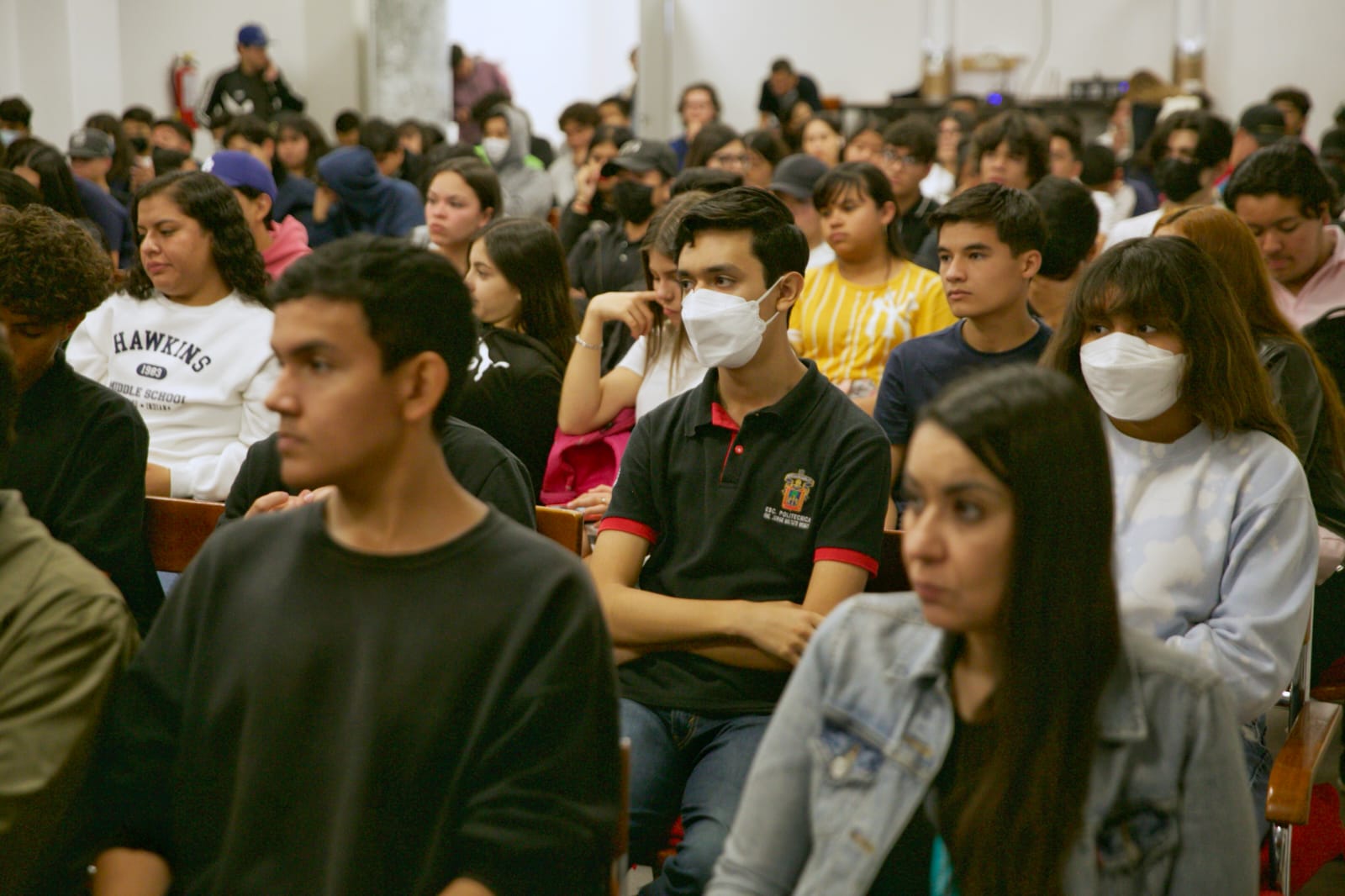 Asistentes a charla con Escritora Cristina Rivera Garza