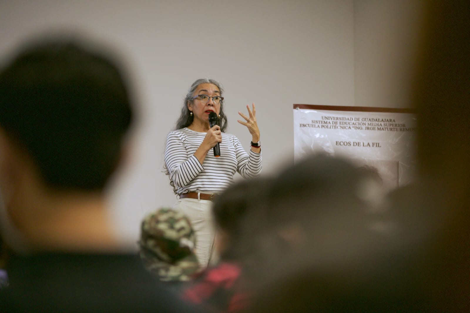Escritora Cristina Rivera Garza frente a asistentes al evento