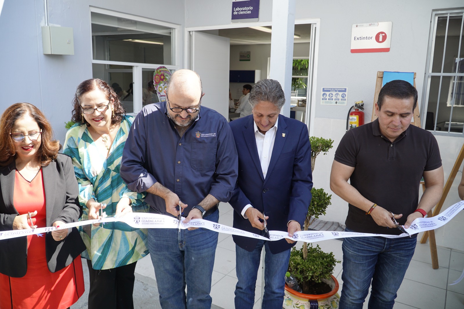 Autoridades del evento en corte de listón