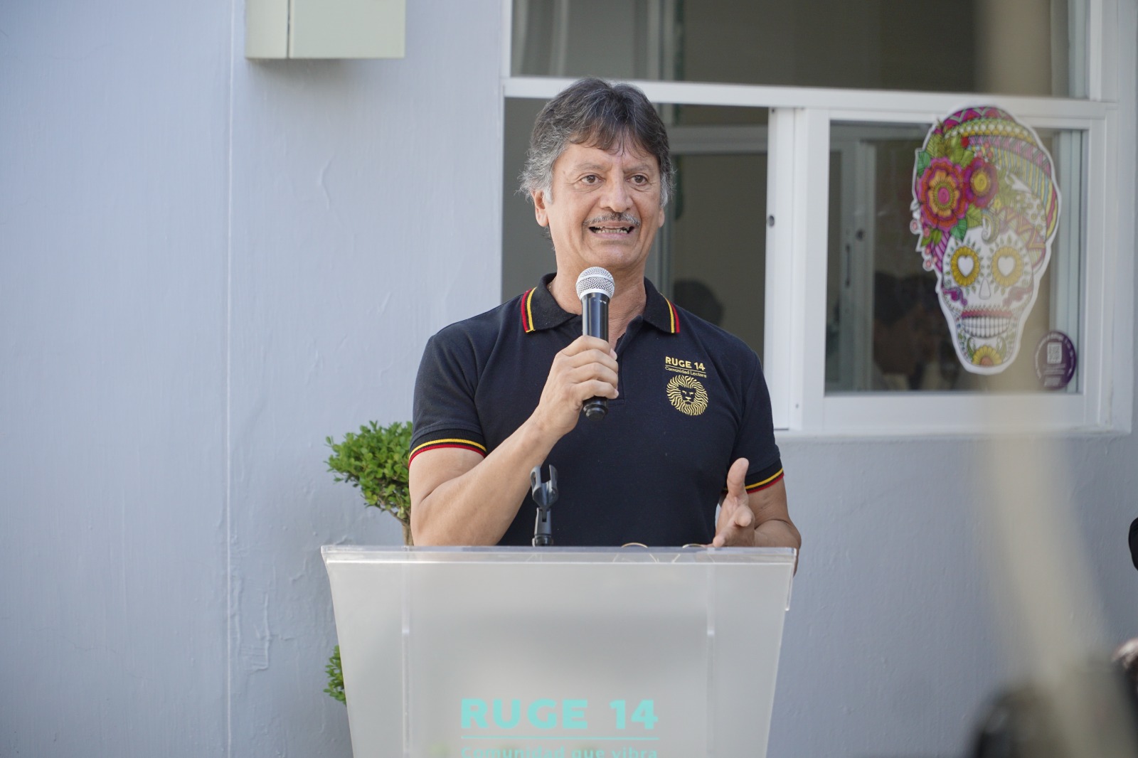 director de la Preparatoria 14 licenciado Juan Ramón Álvarez López en uso de la voz