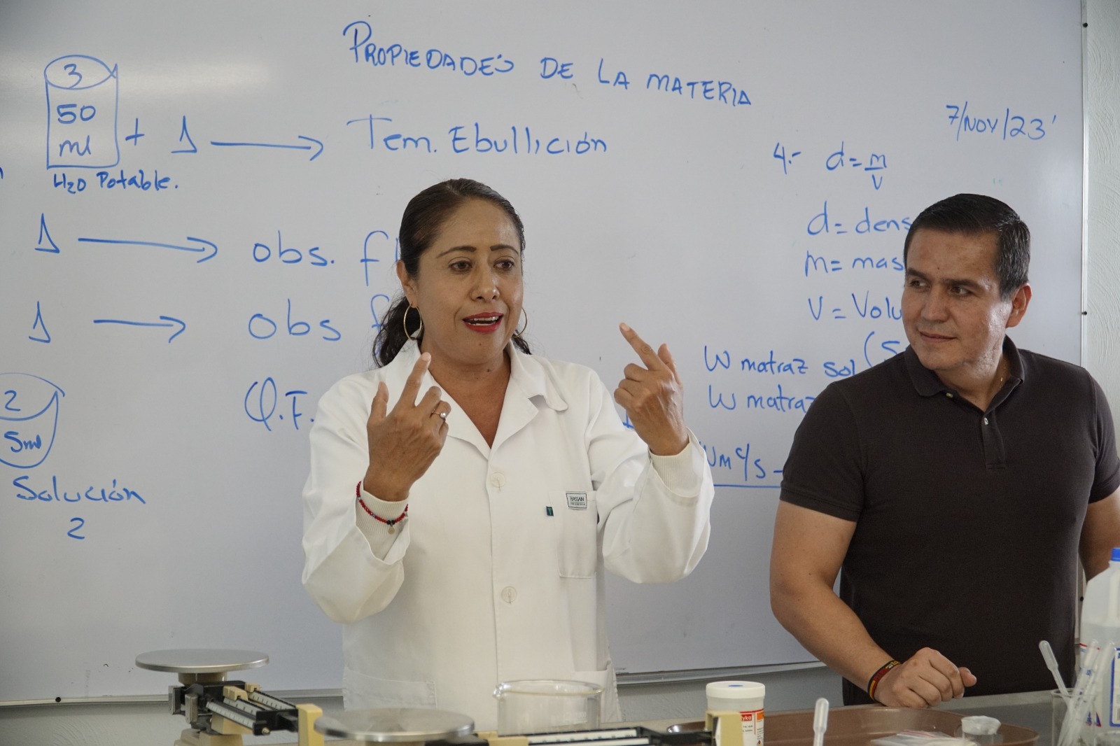 Autoridades del evento en laboratorio de ciencias