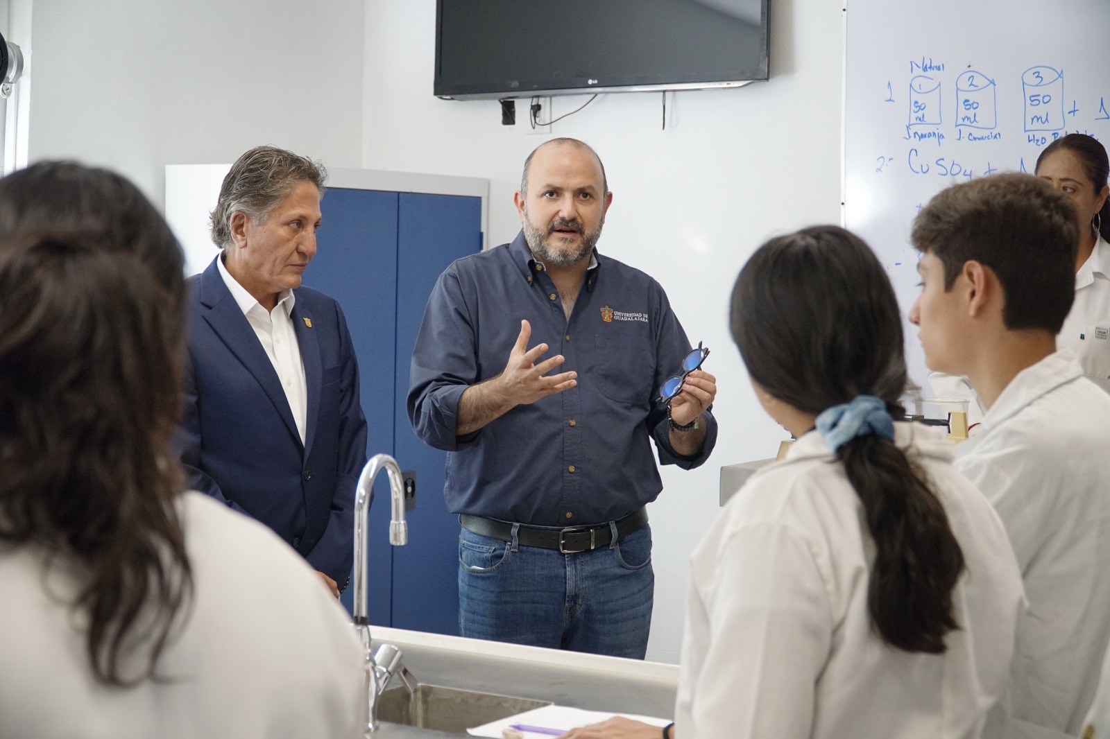 Autoridades del evento en laboratorio de ciencias