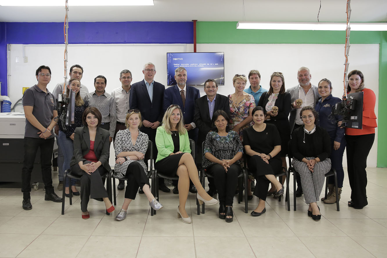 Autoridades del plantel junto a visitantes de República Checa