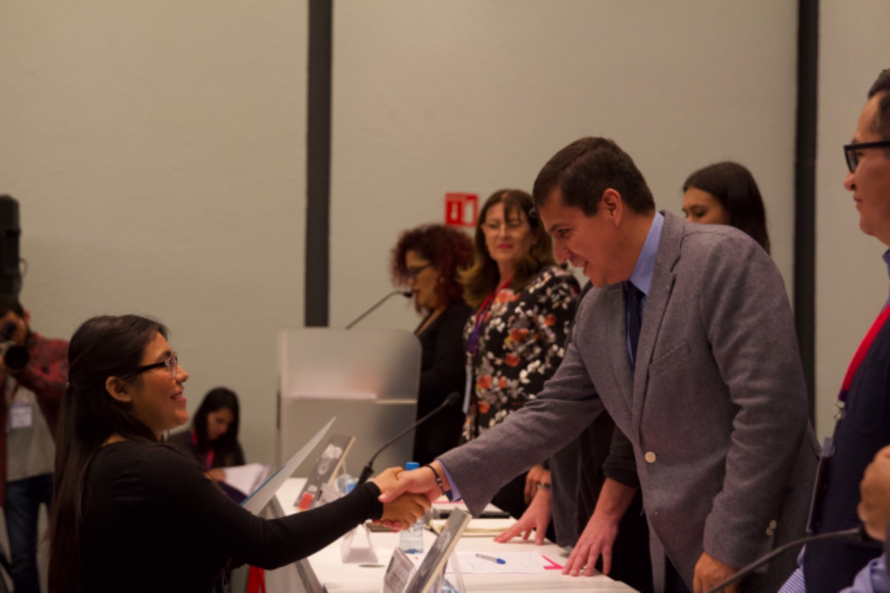 Autoridades del evento y alumnos