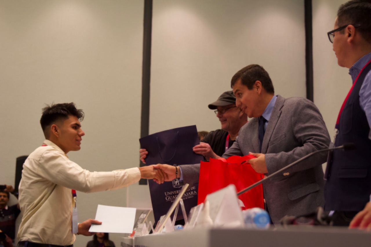 Autoridades del evento y alumnos