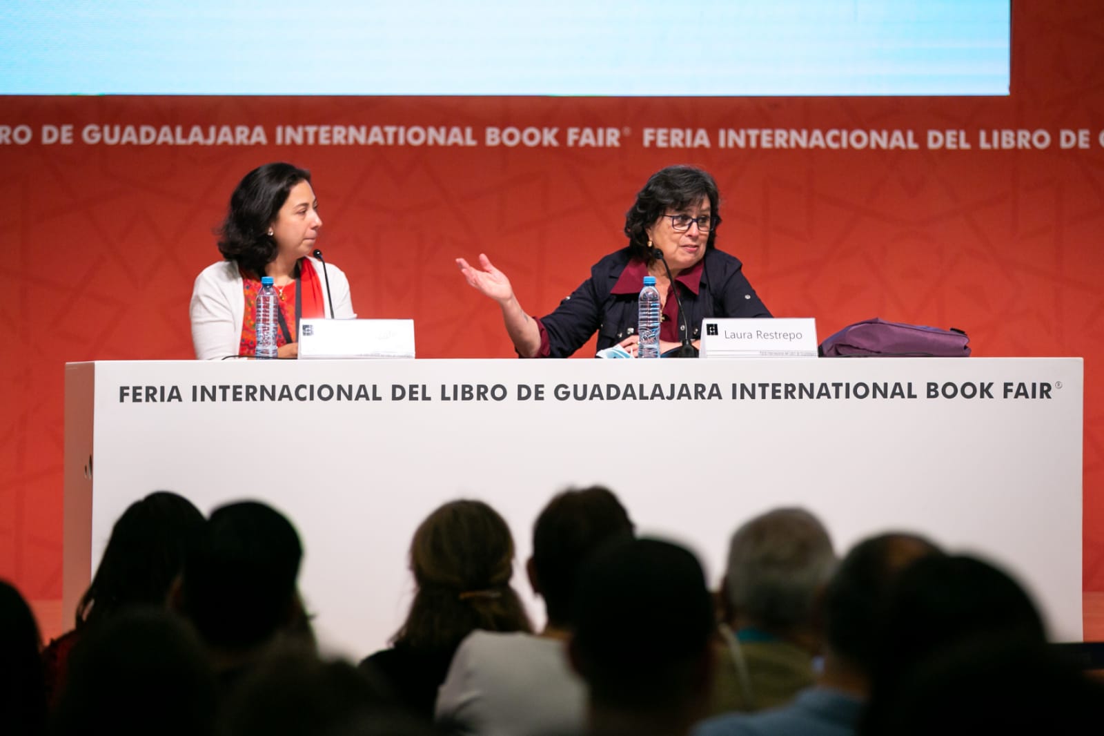 Laura Restrepo en presidium en FIL Joven