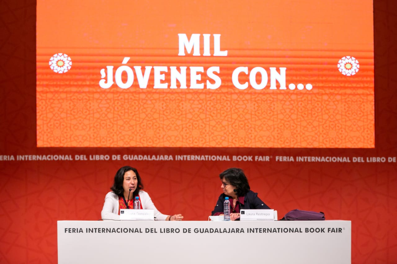 Laura Restrepo en presidium en FIL Joven