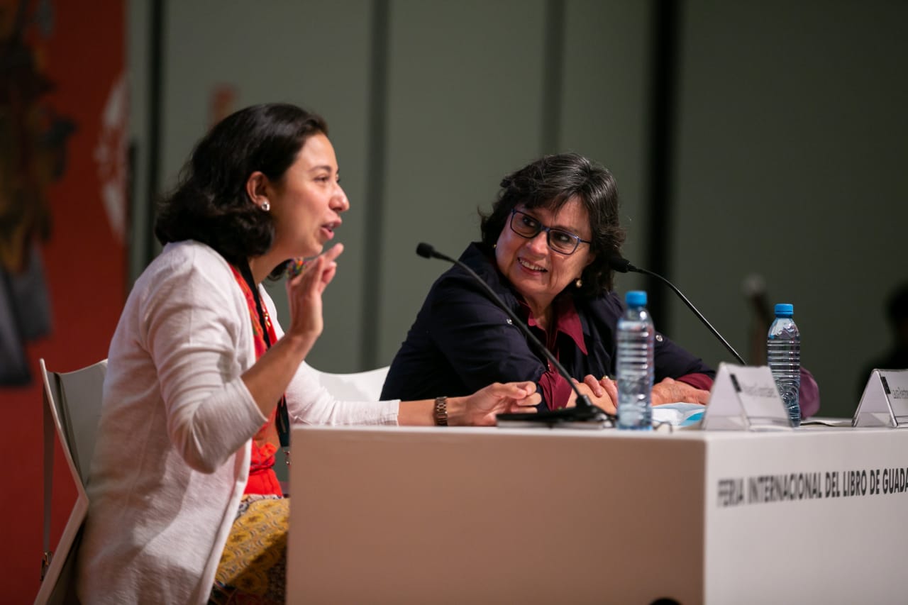 Laura Restrepo en presidium en FIL Joven
