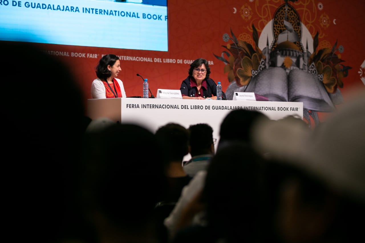 Laura Restrepo en presidium en FIL Joven