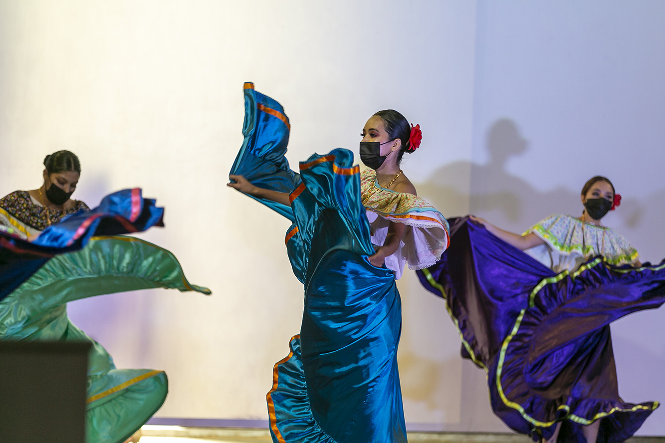 Grupo de danza folclórica en el escenario