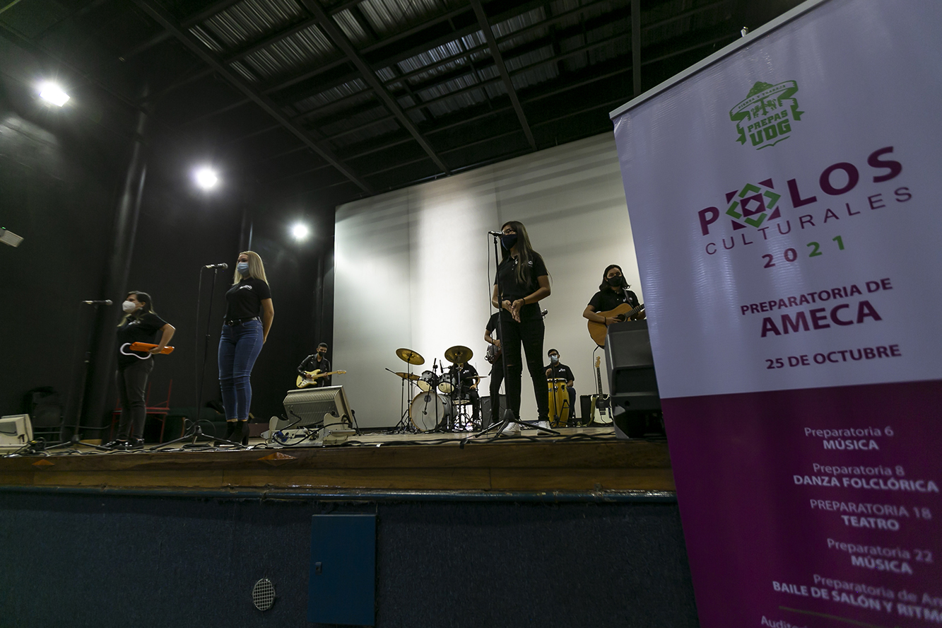 Grupo de jóvenes en escenario