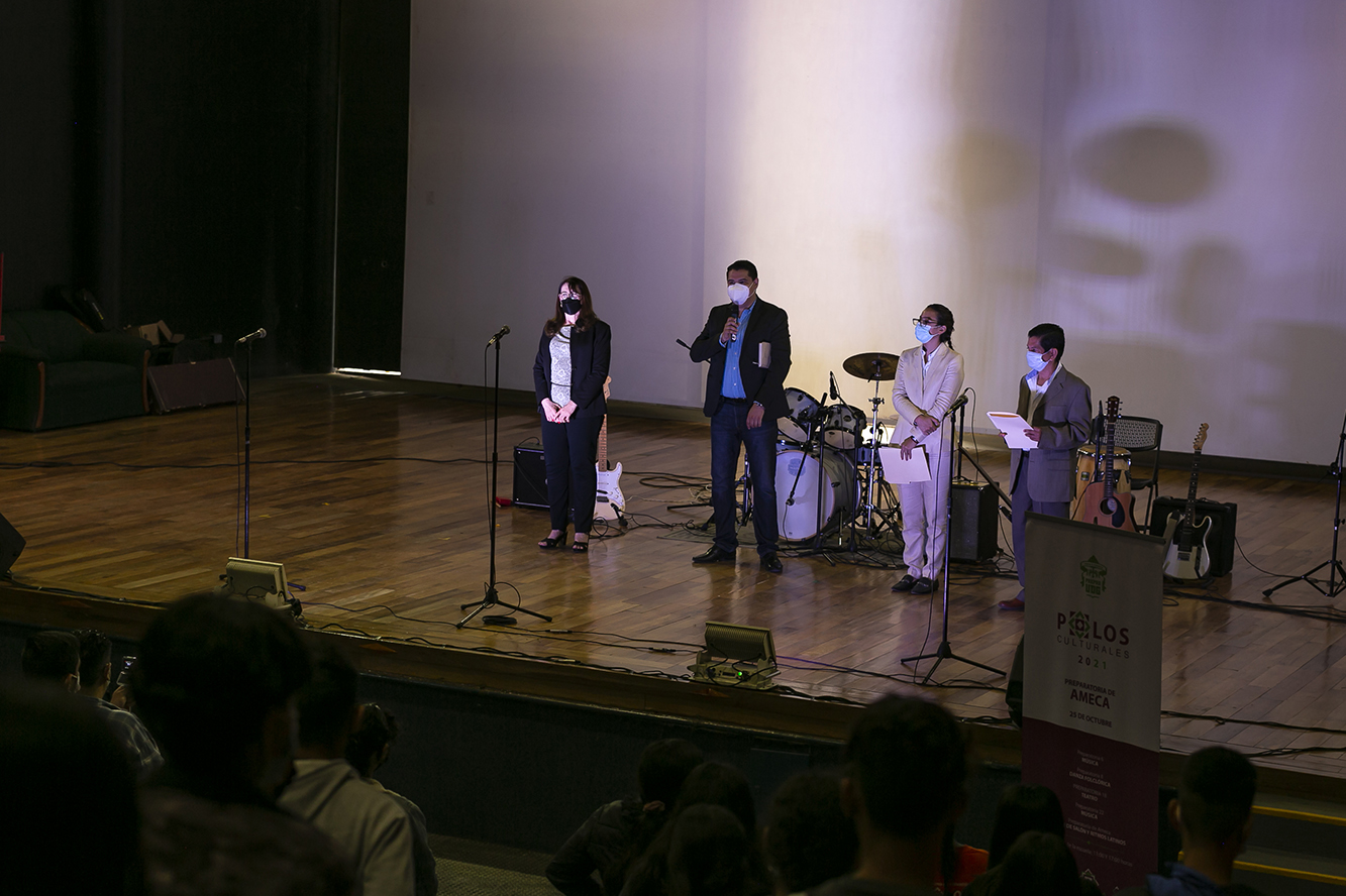Autoridades del evento en el escenario