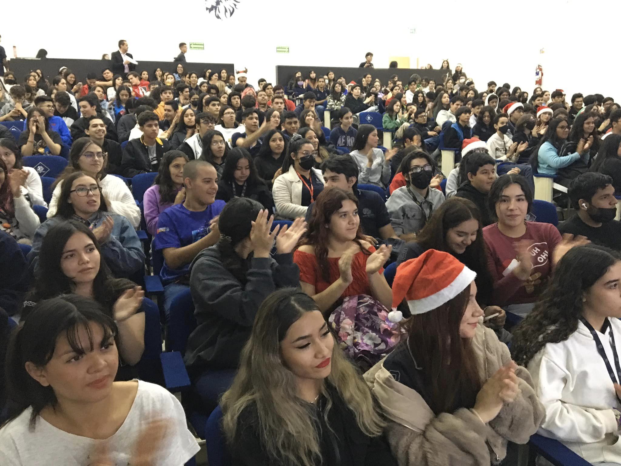 Asistentes a charla de escritora