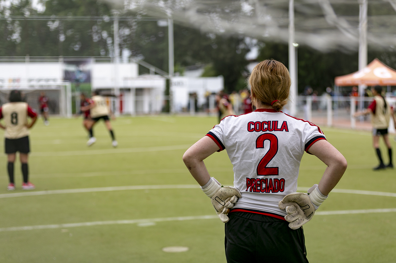 Jugadoras participan en partido de fútbol