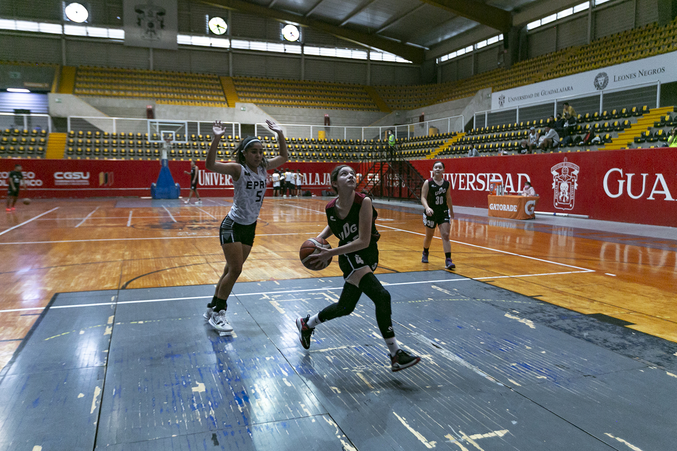 Jugadoras participan en partido de basquetbol