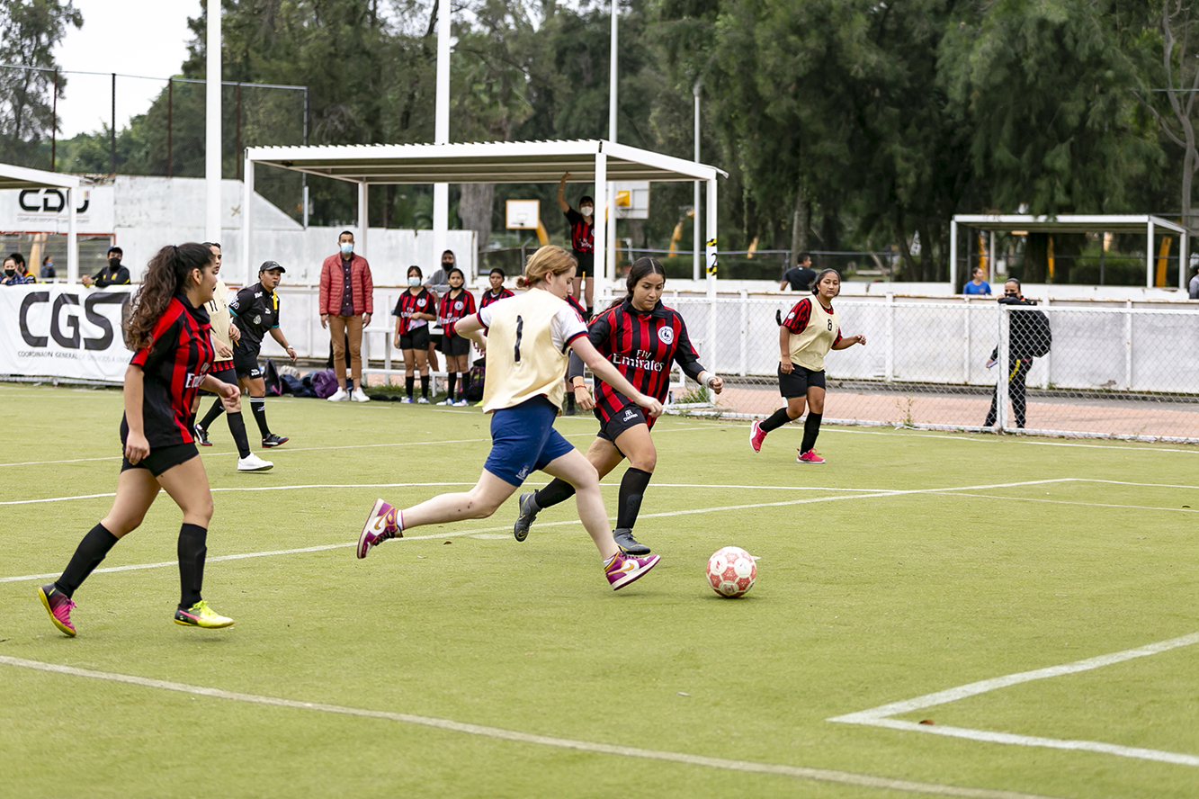 Jugadoras participan en partido de fútbol