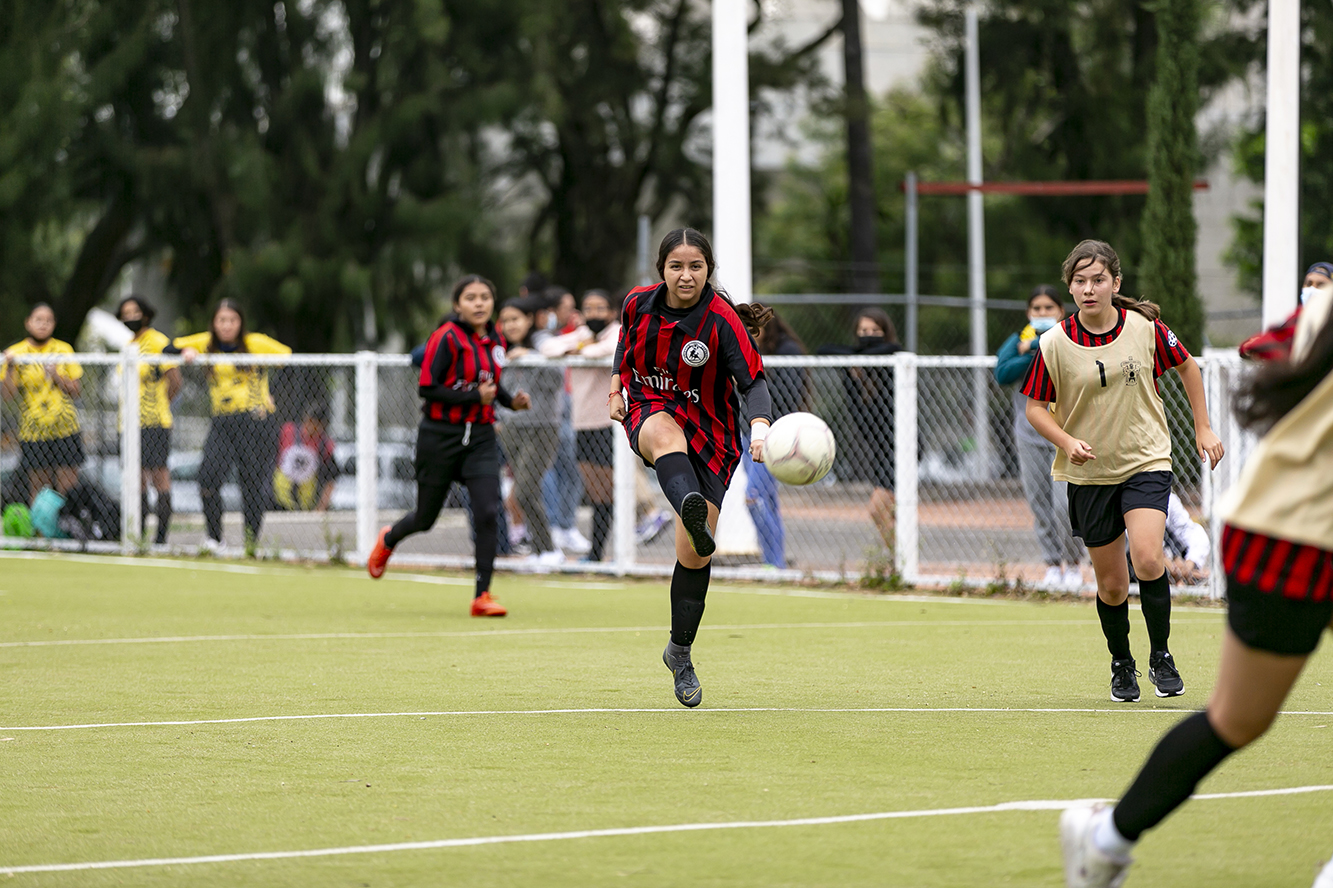 Jugadoras participan en partido de fútbol
