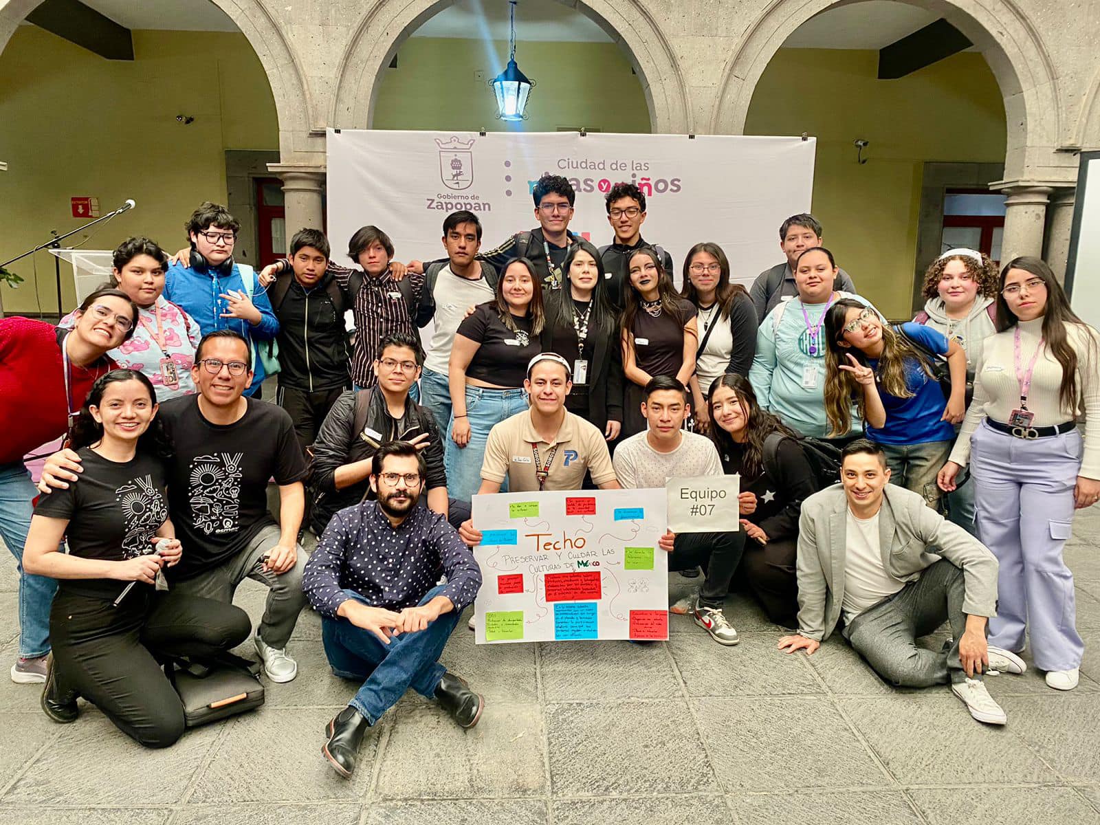 grupo de jóvenes que participaron en el evento posan ante la cámara