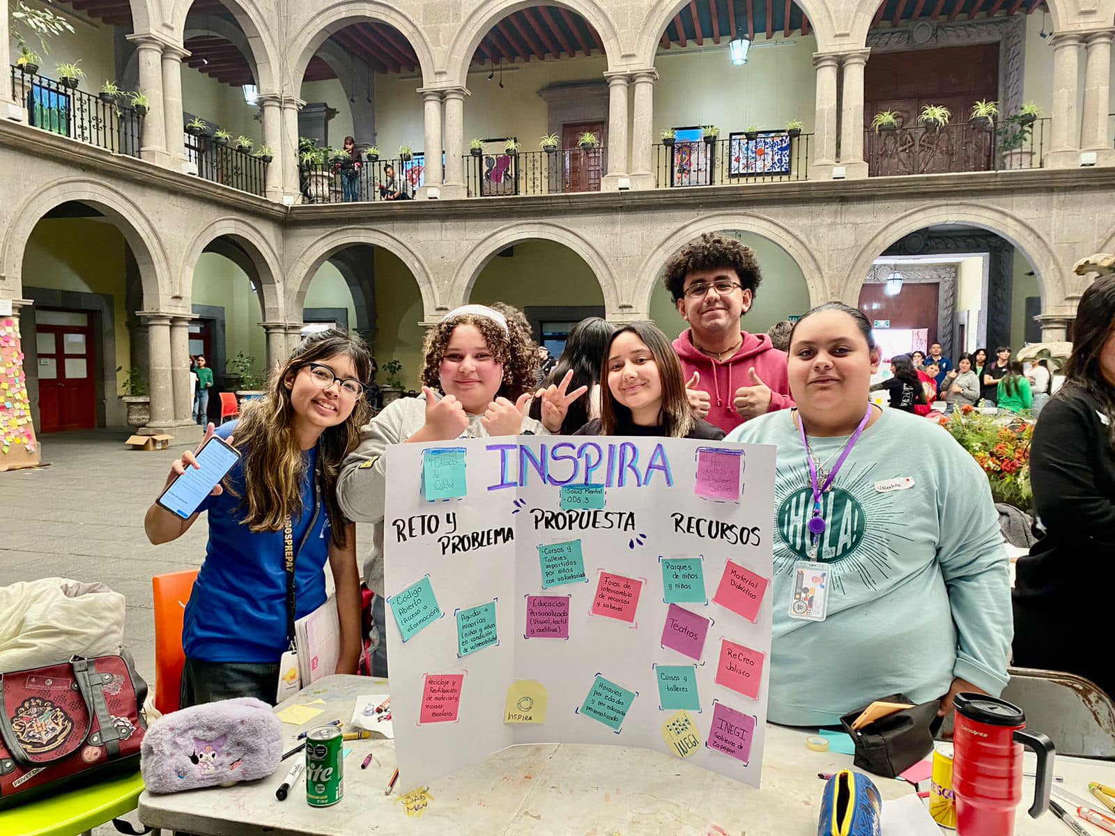 grupo de jóvenes sostienen pancarta en el evento