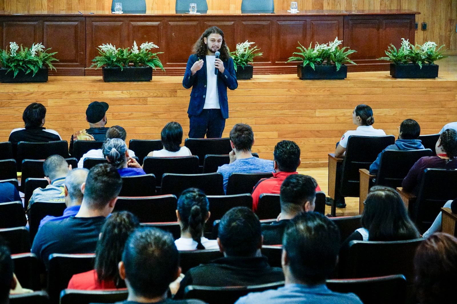 asistentes al evento en auditorio 