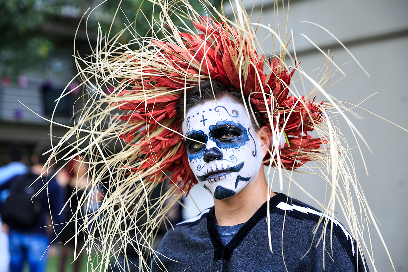 Joven caracterizado de calavera