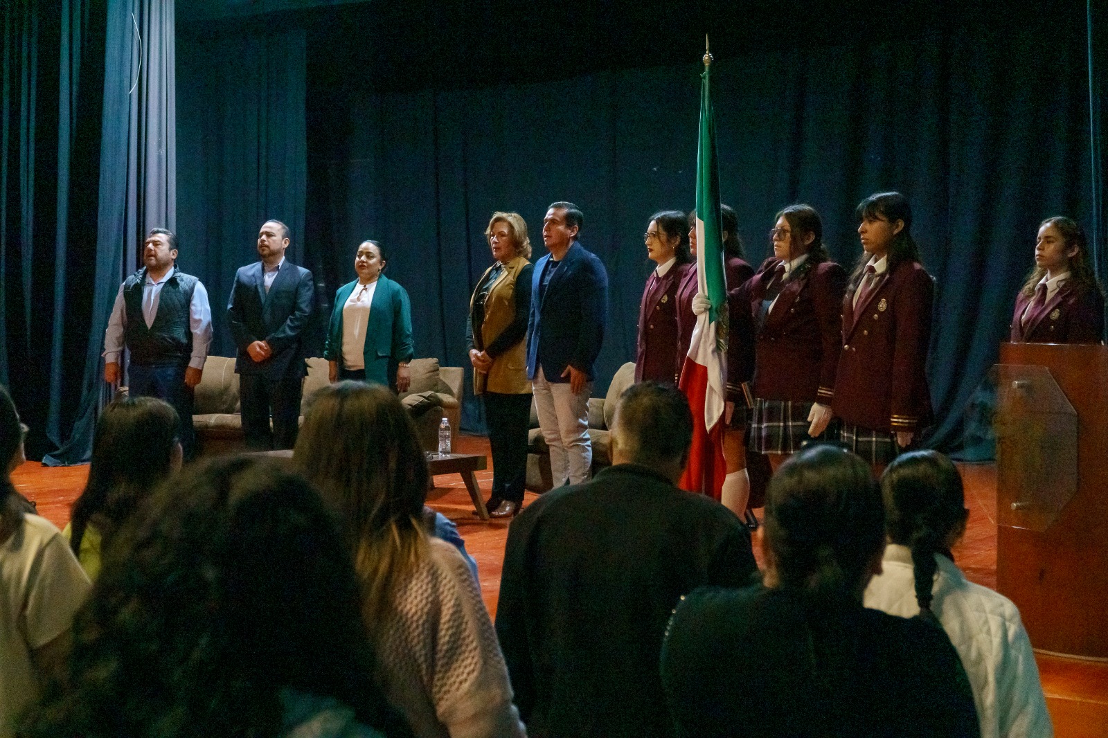 Autoridades del evento en presidium entonando el himno nacional