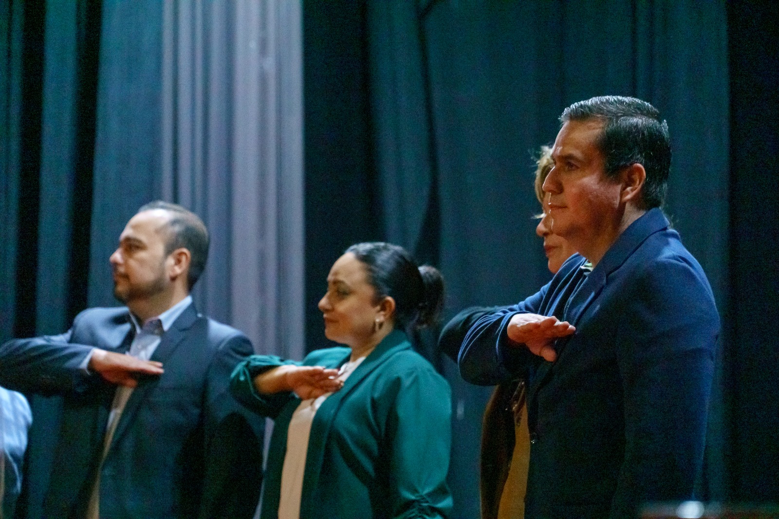 Autoridades del evento en saludo civil a la bandera nacional