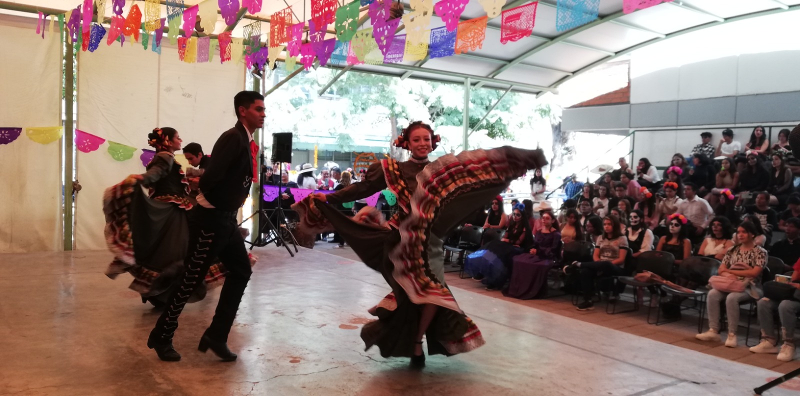 Integrantes de grupo de danza en escenario bailando