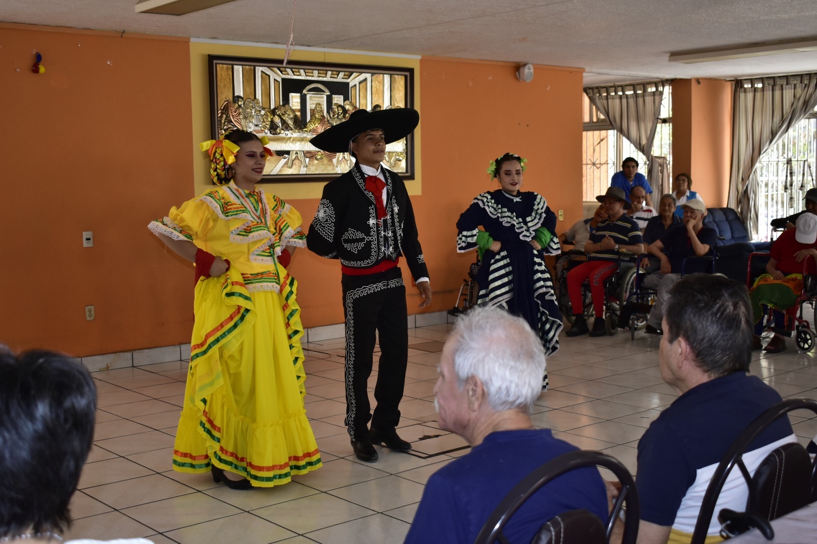 Integrantes de grupo de danza en escenario bailando