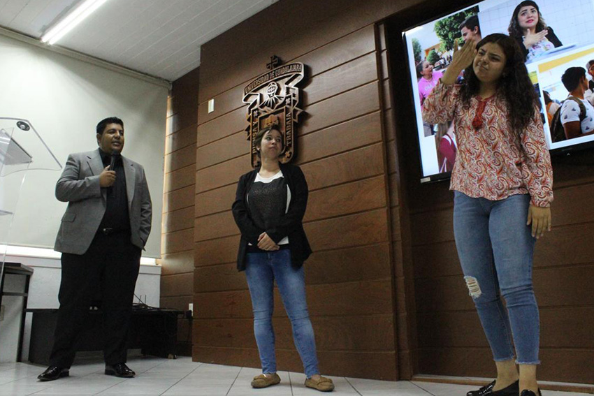 Alumna en exposición