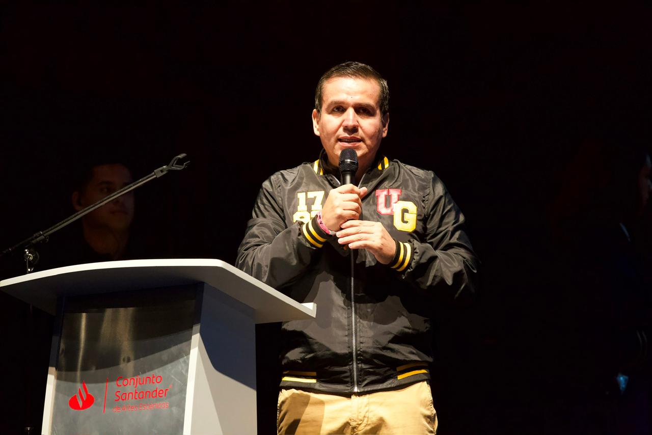 maestro César Barba Delgadillo en uso de la voz