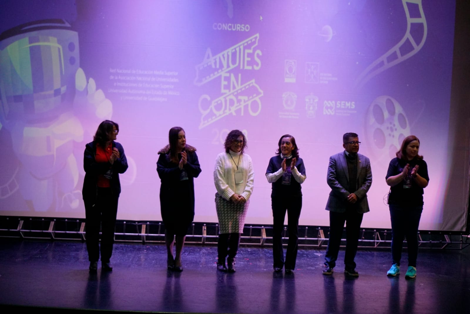 Autoridades del evento en escenario