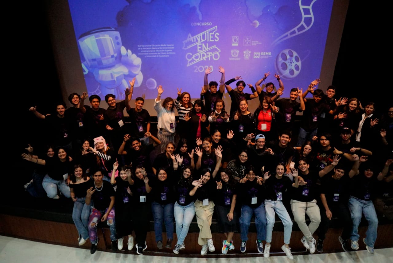 Grupo de participantes en escenario