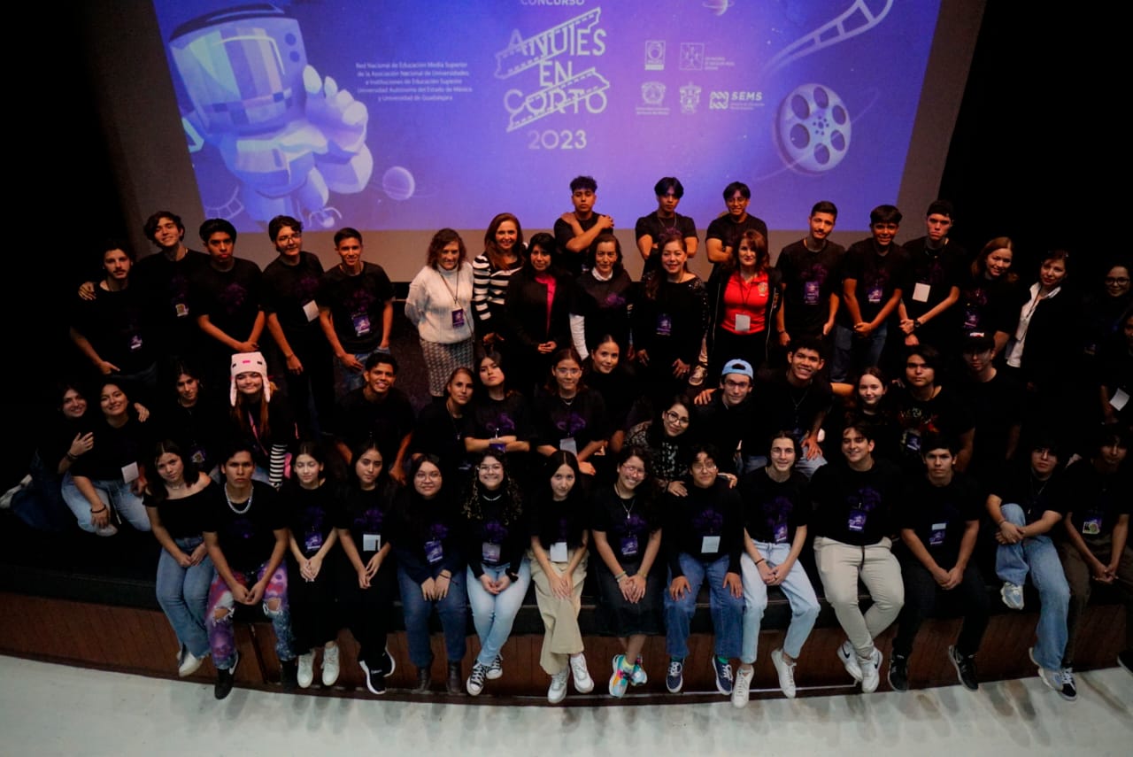 Grupo de participantes en escenario
