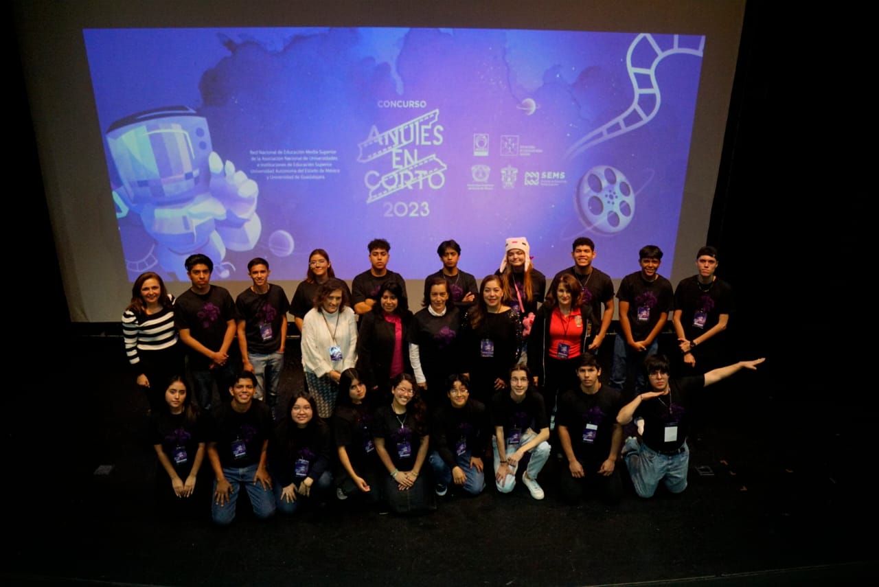 Grupo de participantes en escenario
