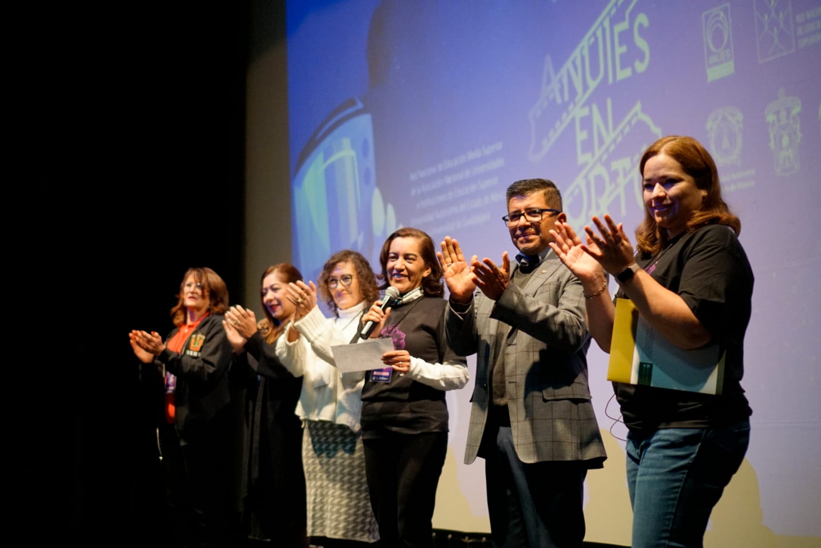 Autoridades del evento en escenario