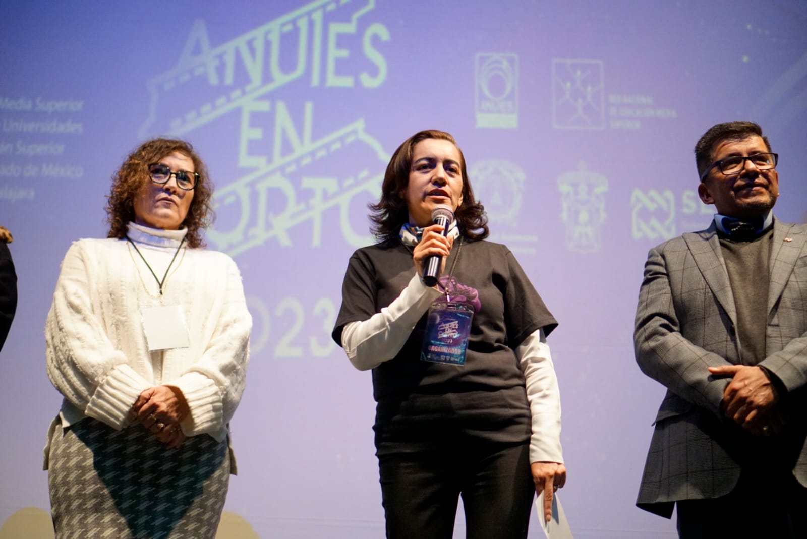 Autoridades del evento en escenario