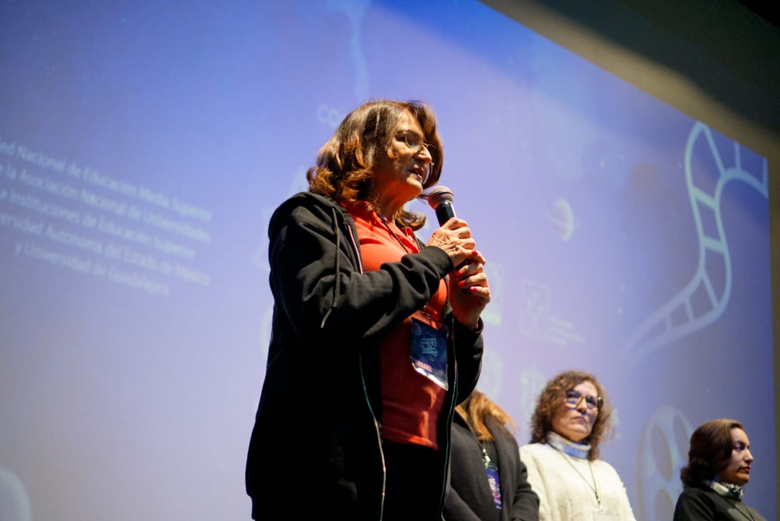 licenciada Lilia Mendoza Roaf coordinadora de Difusión y Extensión del Sistema de Educación Media Superior en uso de la voz