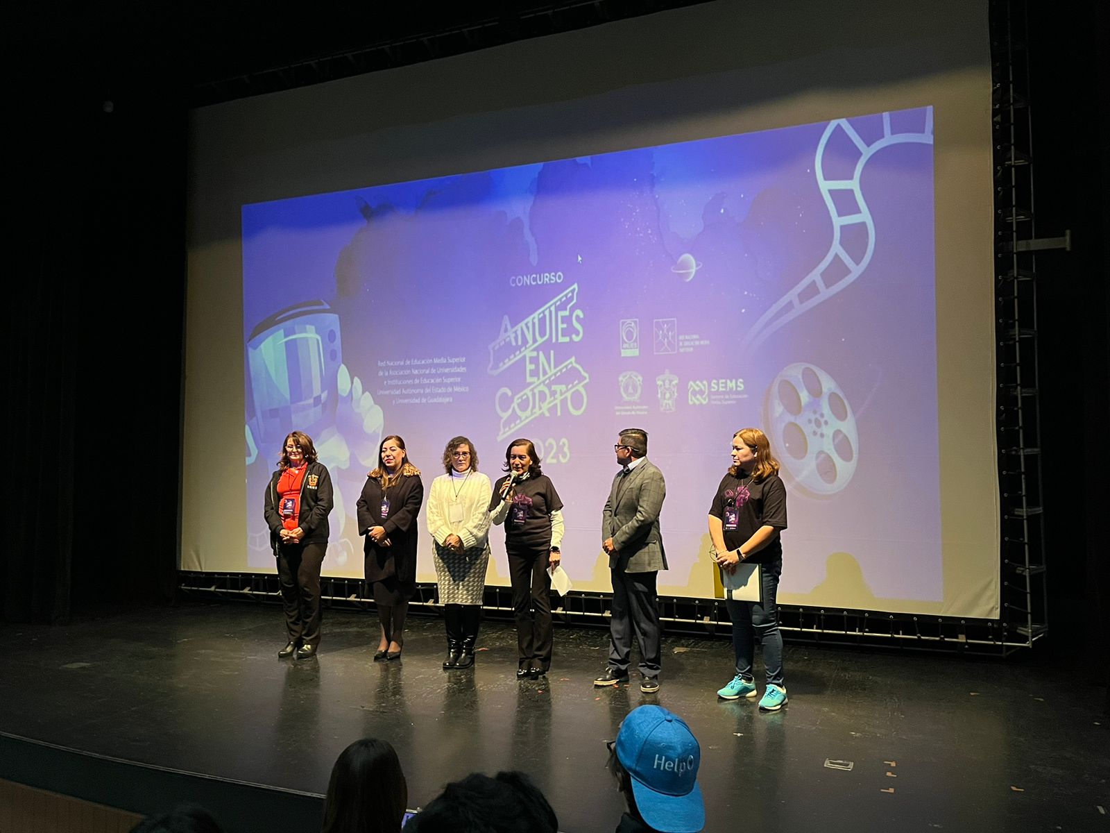 Autoridades del evento en escenario