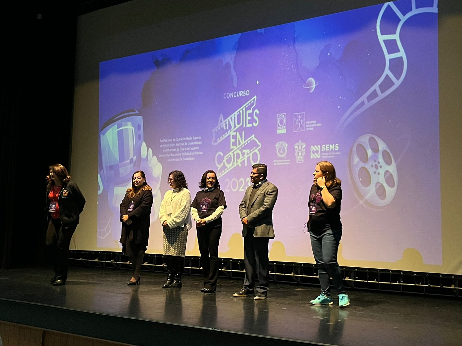 Autoridades del evento en escenario